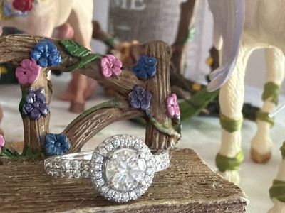 Beautiful diamond ring in 18k white gold