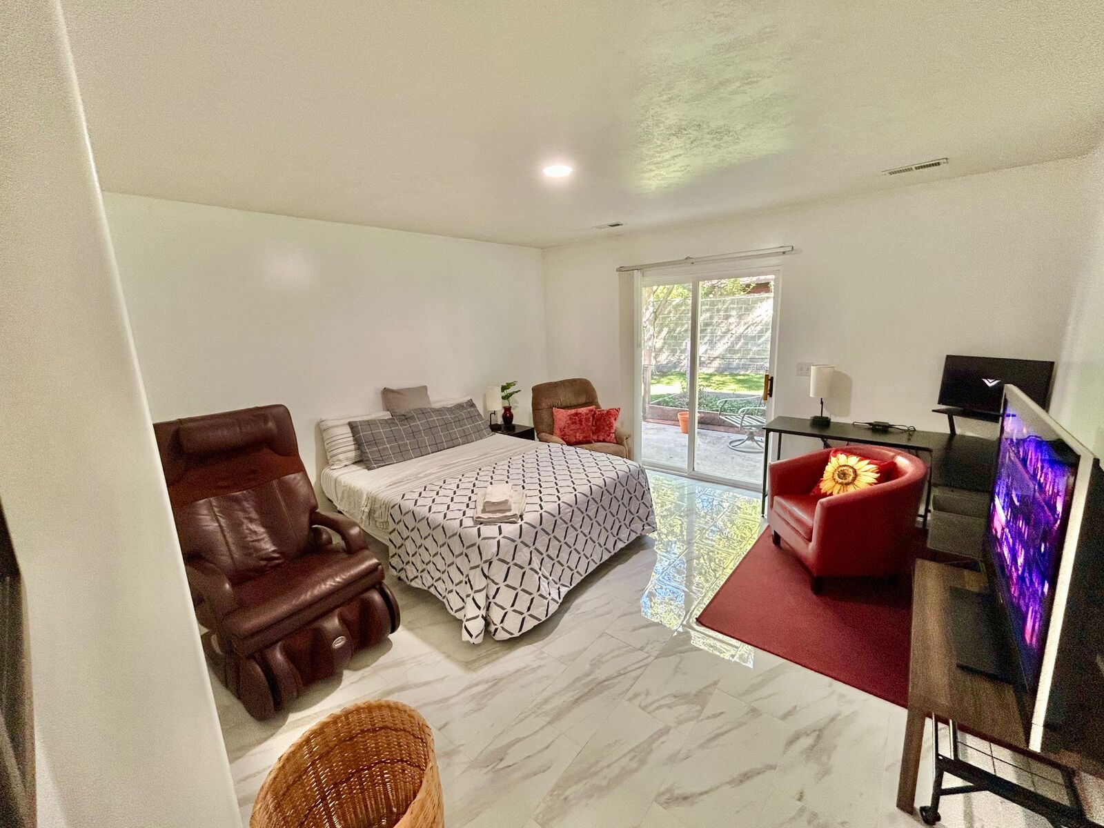 Furnished Private Room w/ Private Bathroom/Shower – Flexible Terms, No Lease Required