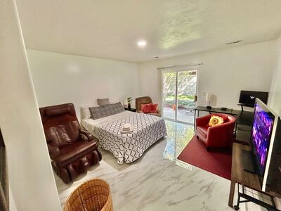 Furnished Private Room w/ Private Bathroom/Shower – Flexible Terms, No Lease Required