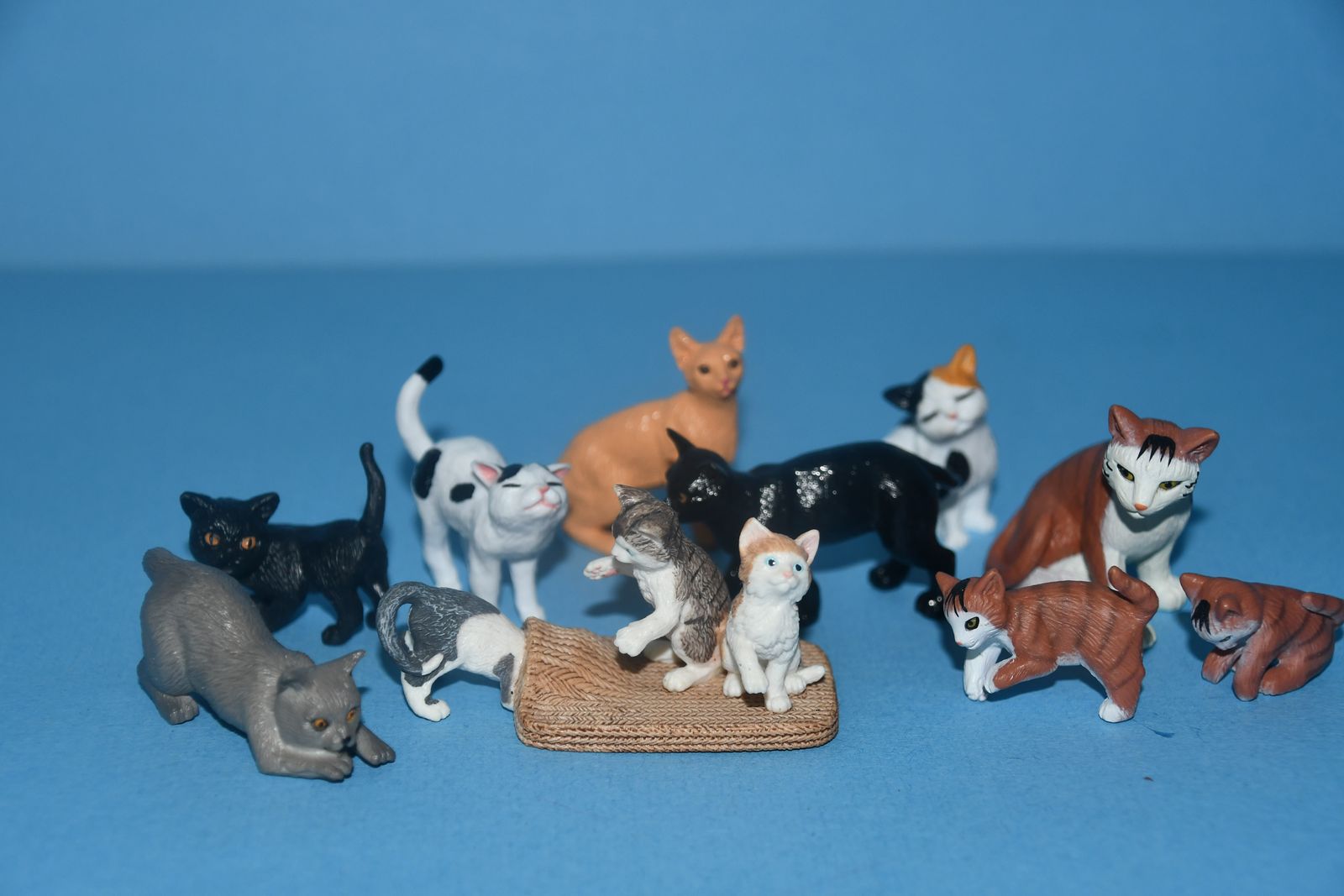 12 CAT FIGURINES ~ TALLEST is 1.5" ~ MINIATURES ~ CUTE DETAIL ~ DISPLAY ~ DOLL HOUSE ~ ~LL FOR $10