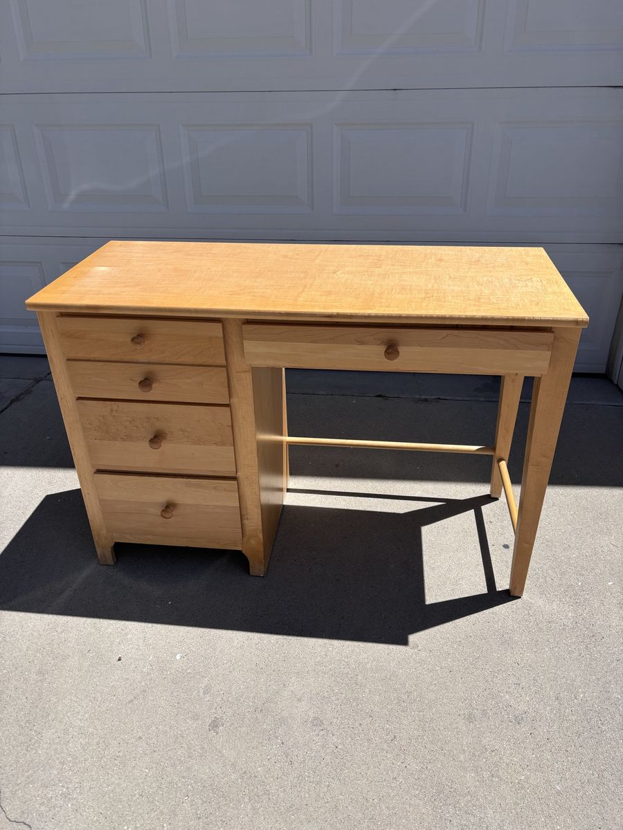 Stanley Furniture Maple Student Desk