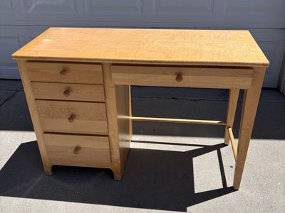 Stanley Furniture Maple Student Desk