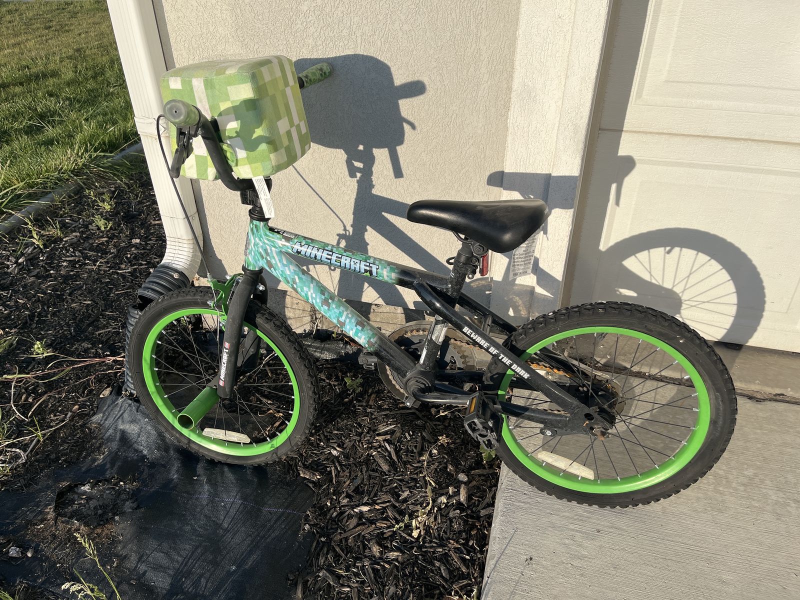 Kids Minecraft Bike 18". Flat Tires