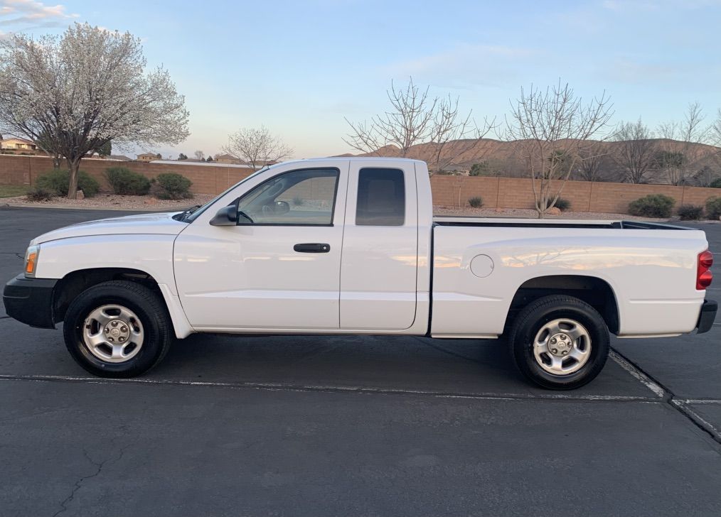 2005 DODGE DAKOTA ST