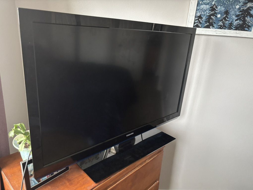 Toshiba 40 inch flat screen TV with remote