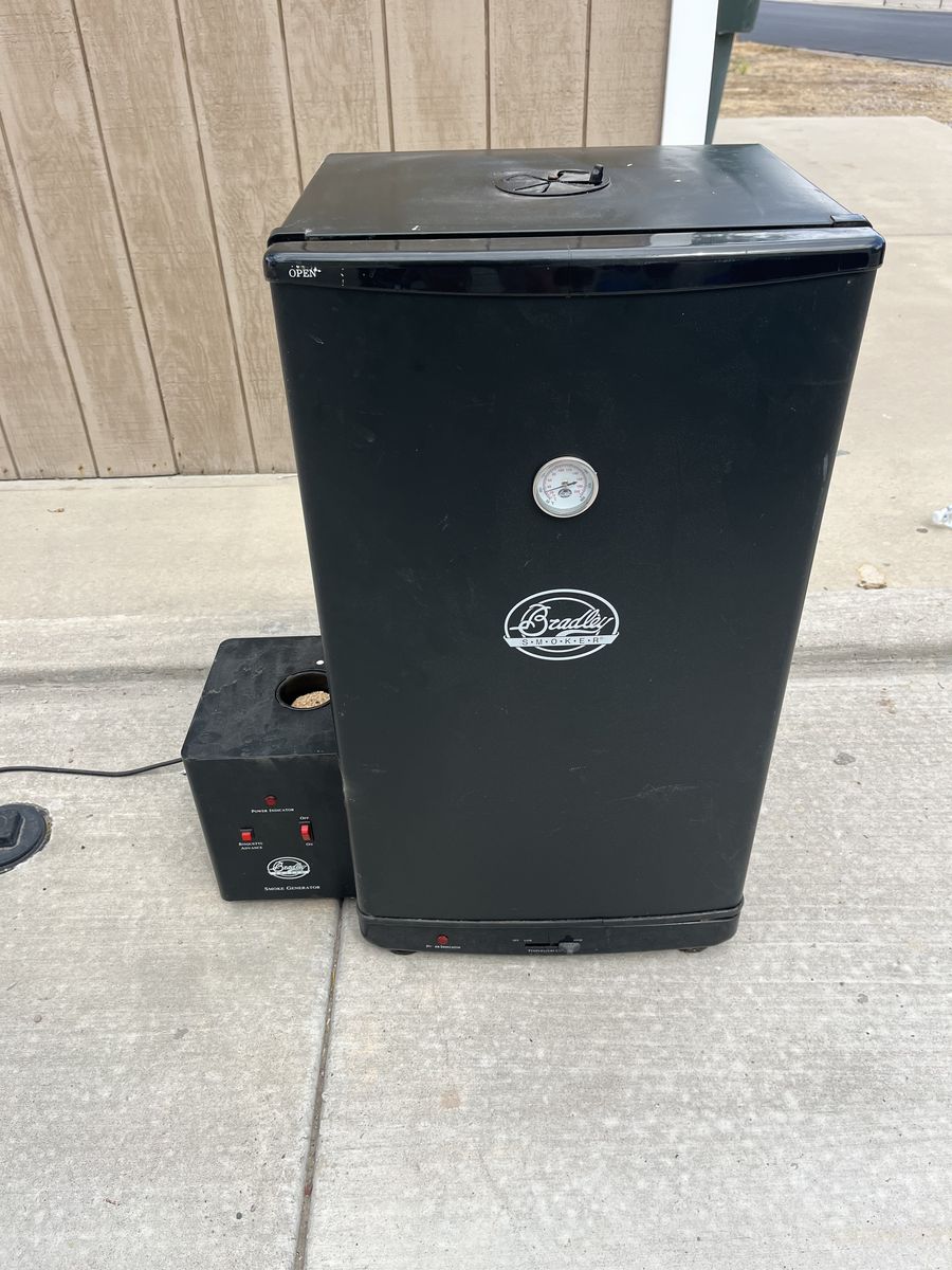 Bradley Smoker Digital Electric Food Smoker with Smoke Generator Black