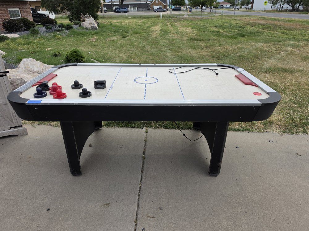 Air hockey table