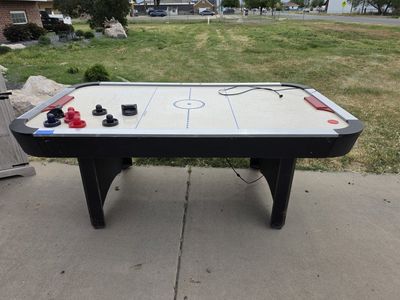 Air hockey table