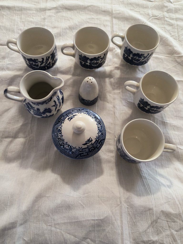 Vintage Churchill Blue Willow 8 pieces