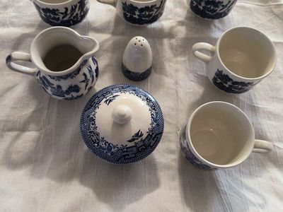 Vintage Churchill Blue Willow 8 pieces