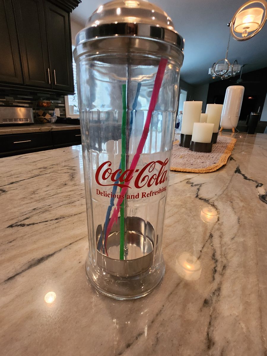Glass straw dispenser