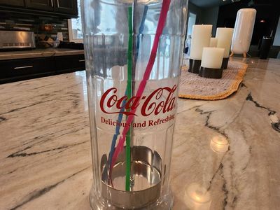 Glass straw dispenser