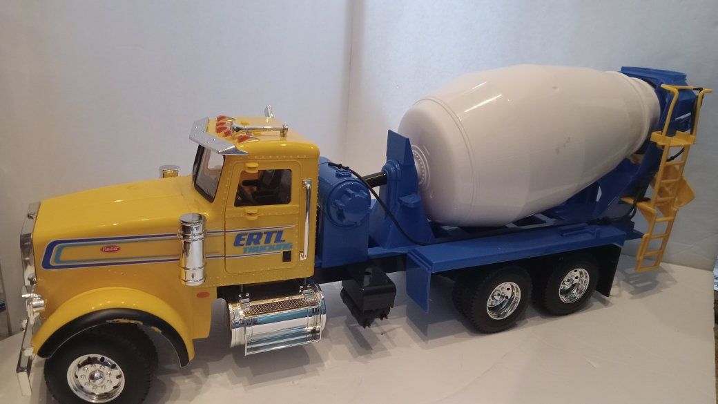 Blue/Yellow/White Peterbilt Cement Mixer Truck with Lights & Sound – Ertl Big Farm