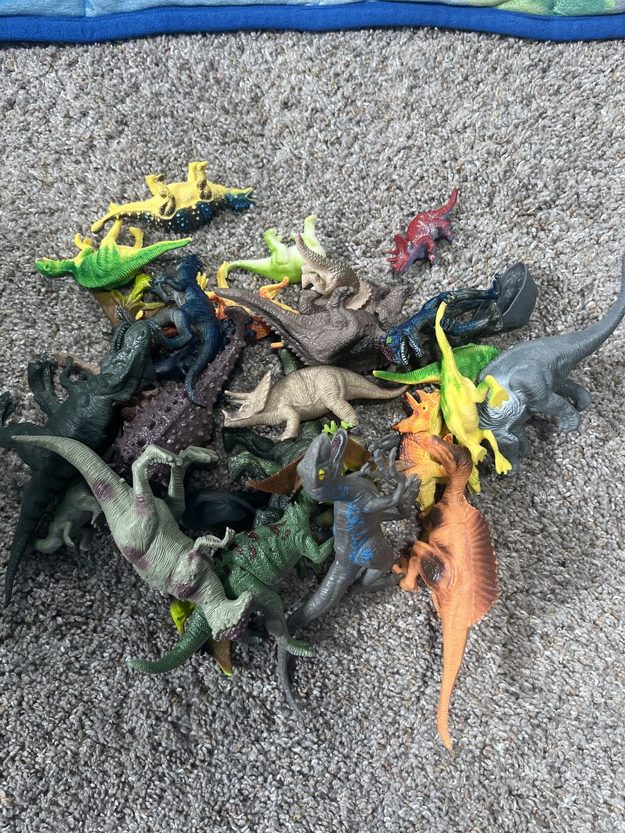 Large Lot of Assorted Plastic Dinosaur Action Figures Toy Set