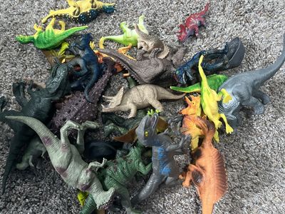 Large Lot of Assorted Plastic Dinosaur Action Figures Toy Set
