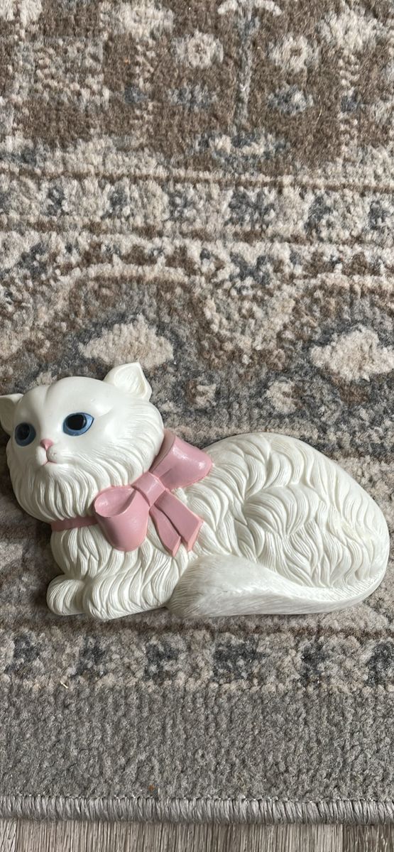 Vintage White Persian Cat Wall Plaque Pink Bow Blue Eyes 1980s Plastic Decor
