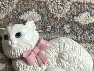 Vintage White Persian Cat Wall Plaque Pink Bow Blue Eyes 1980s Plastic Decor