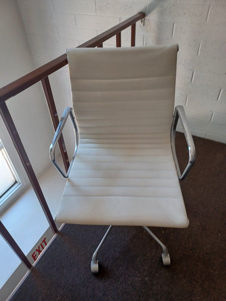 White Mid-Back Ribbed Office Chair with Chrome Arms and Rolling Base