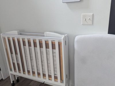 collapsible miniature crib with newton mattress