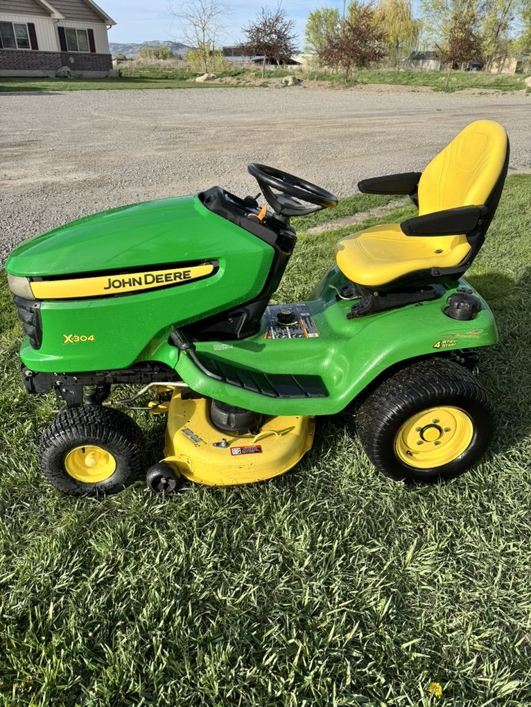 John Deere X304 Riding Lawn Tractor