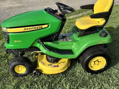 John Deere X304 Riding Lawn Tractor