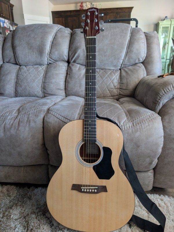 Walden D2040 Acoustic Guitar - Excellent Condition with Strap - Natural Finish