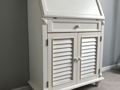 Desk in white