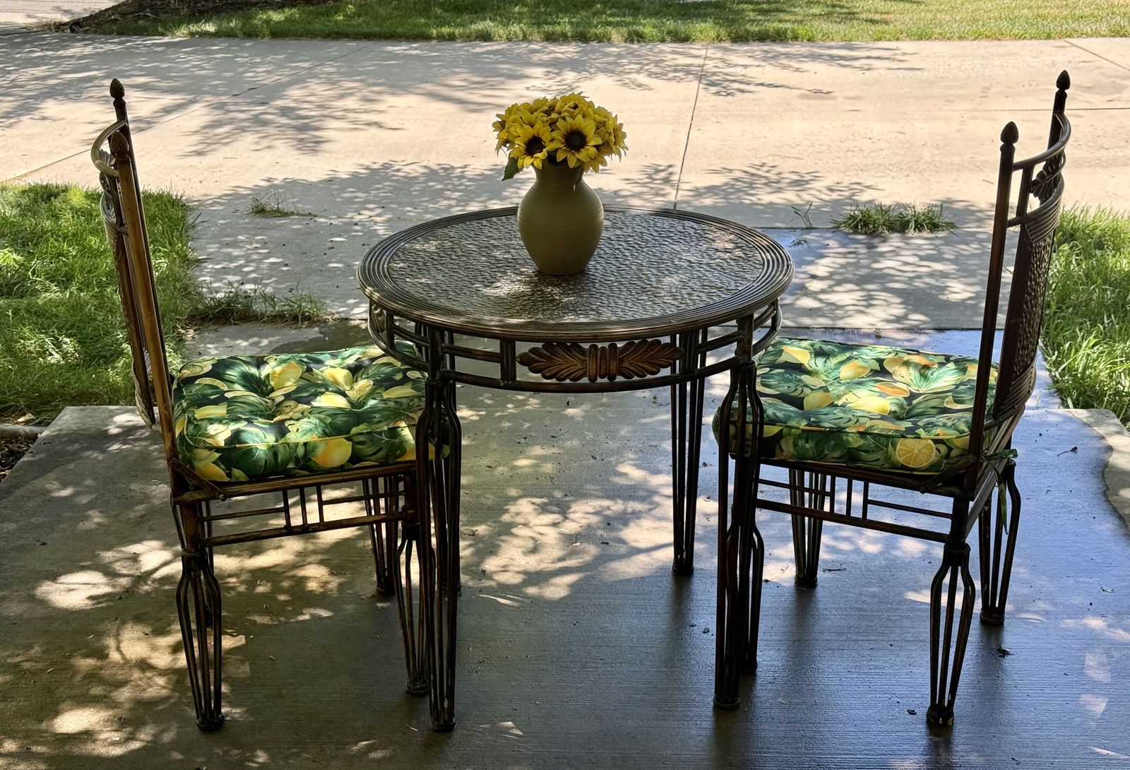 Table and chairs outdoor or indoor.