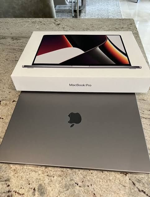 MacBook Pro 2022 m1 lightly used