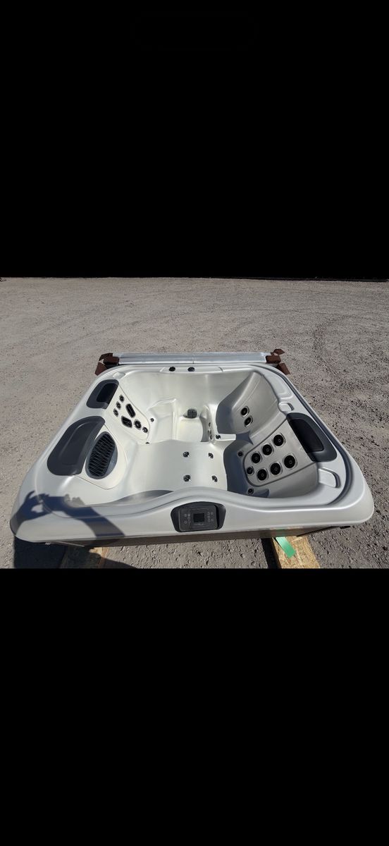 2019 Bullfrog Spa R5L Hot Tub S#228479