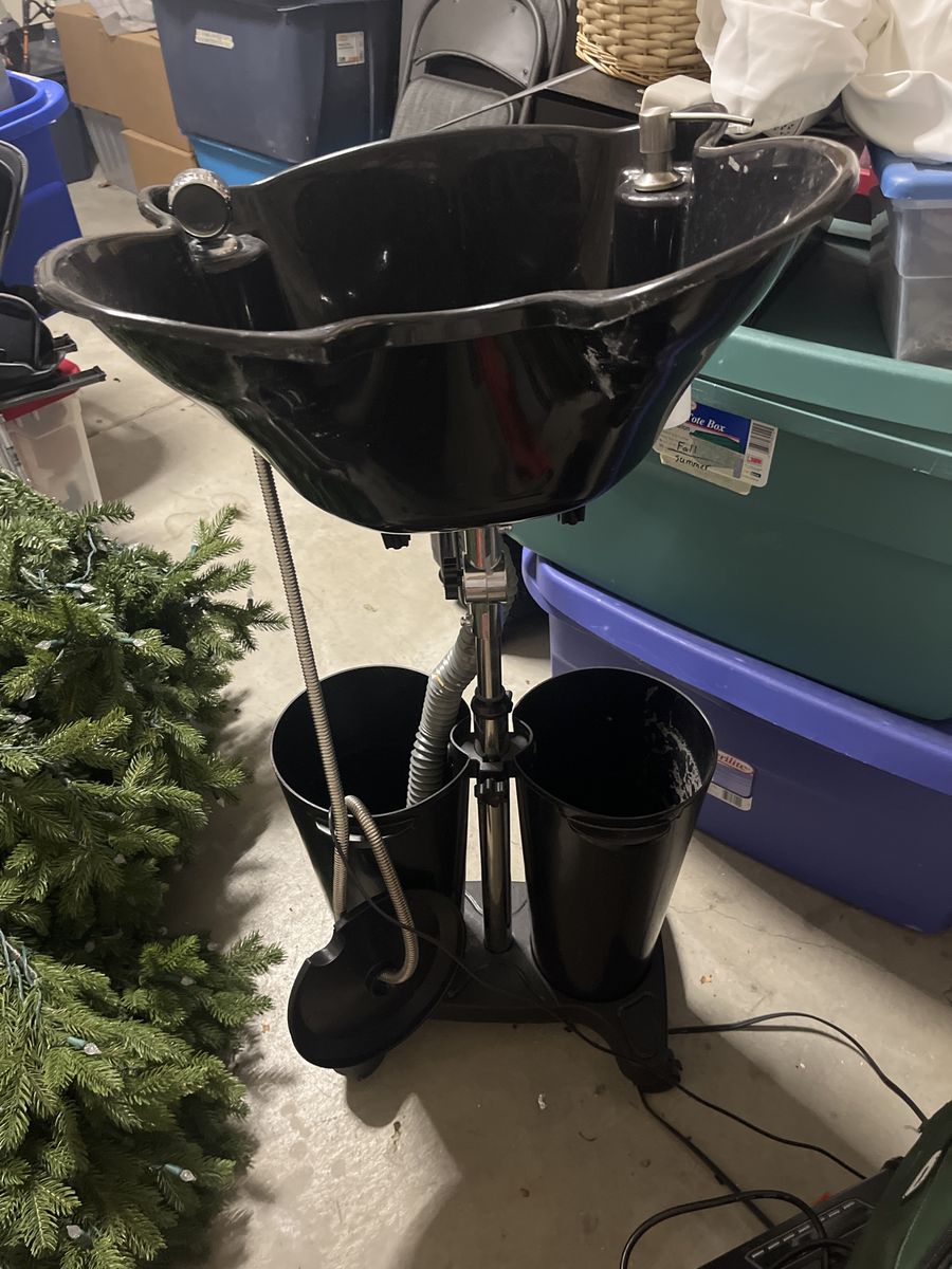 Portable salon sink, pedal powered