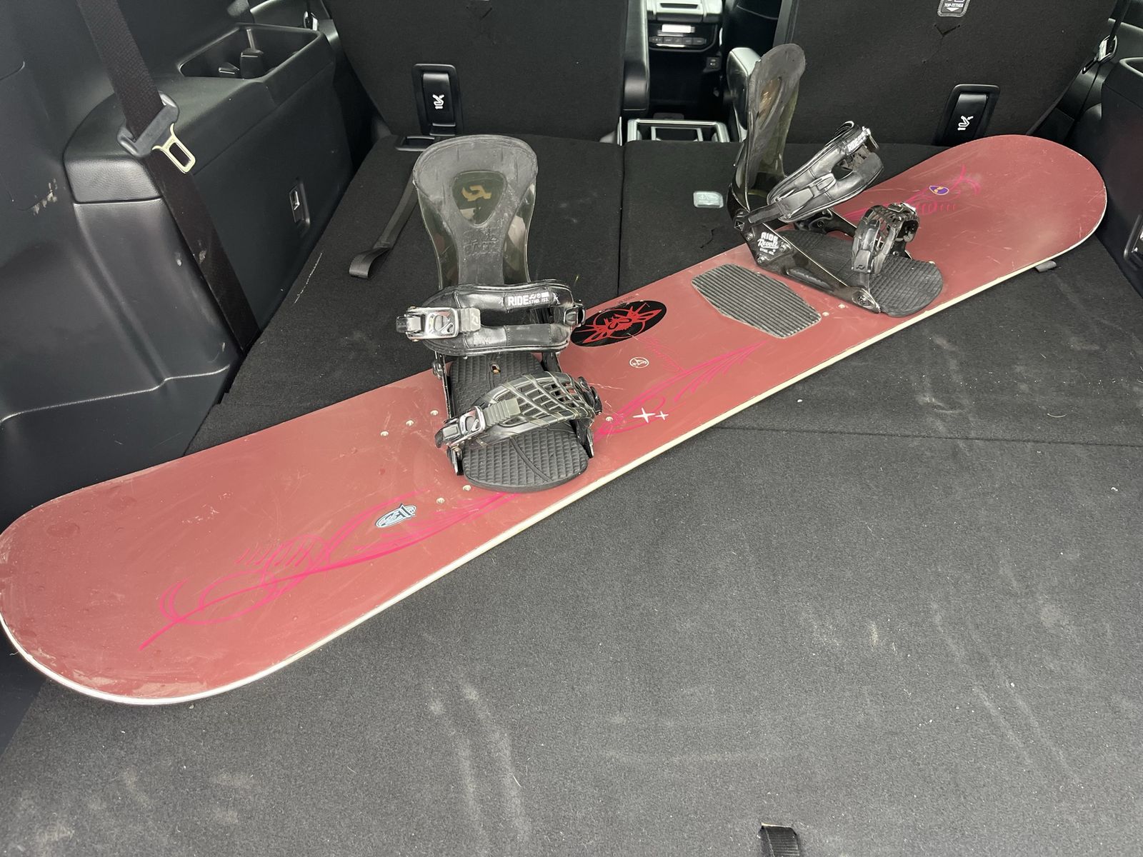 152 cm Burton snowboard With Ride Bindings