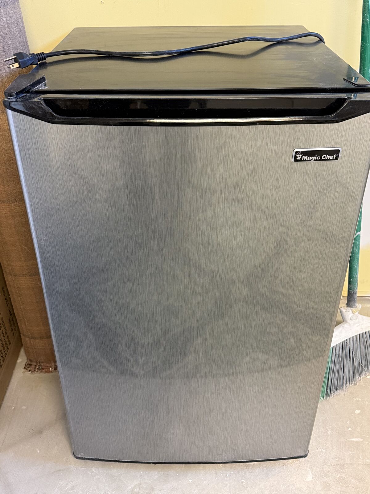 Magic Chef Mini Fridge w/Freezer