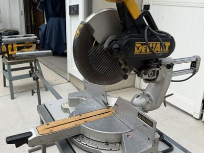Dewalt 12 Sliding Compound Miter Saw