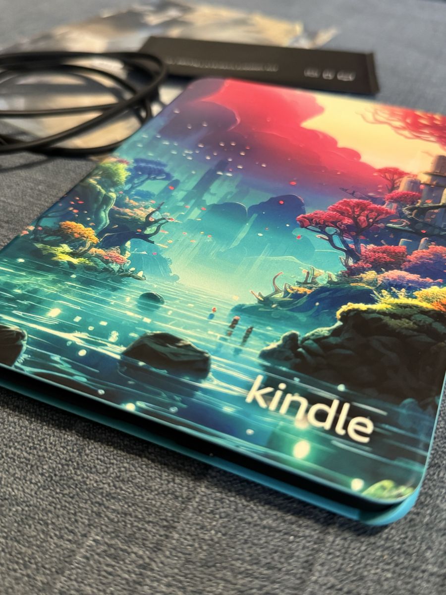 Color 7” kindle with cover, screen cover, and cord