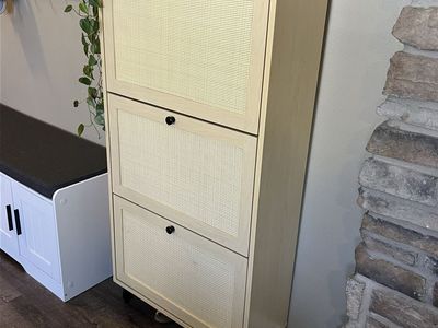 Shoe cabinet