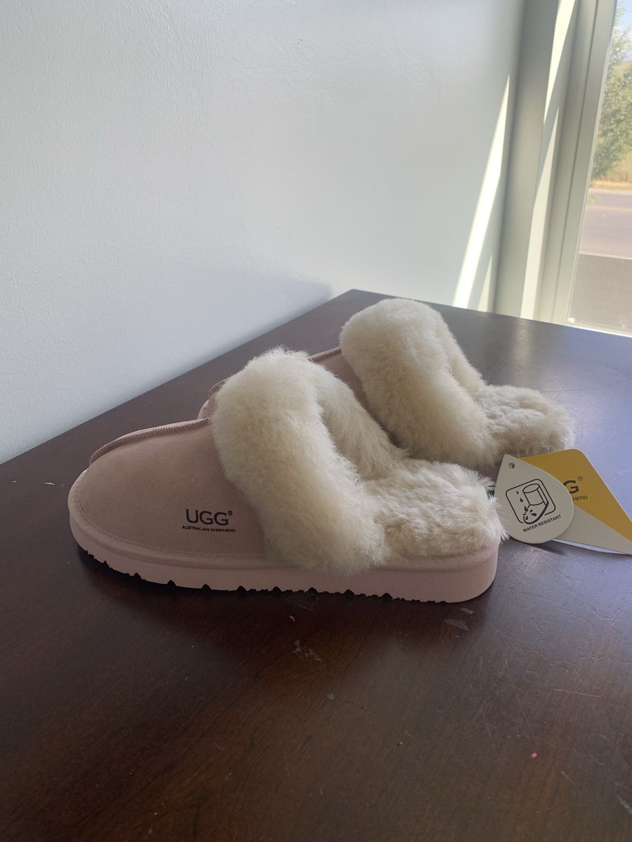 UGG Australian Shepherd Pink & White Fur Slippers New With Tags / Brand New 