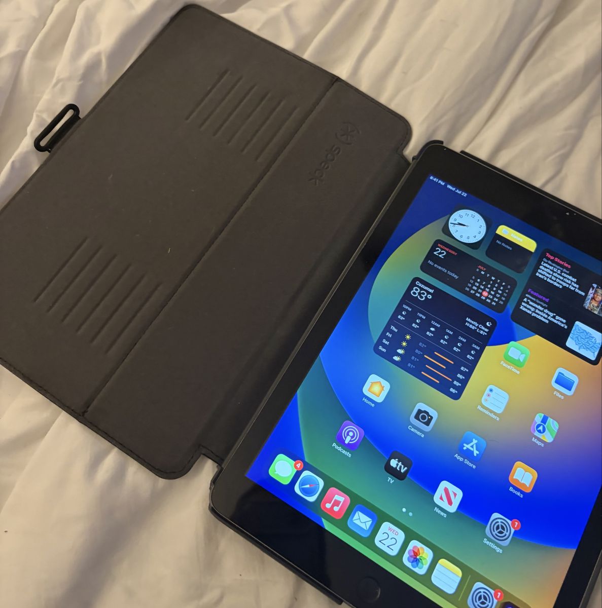 Apple iPad 32GB Wi-Fi (Space Gray) with Speck Folio Case