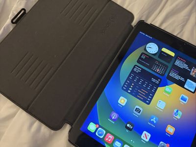 Apple iPad 32GB Wi-Fi (Space Gray) with Speck Folio Case