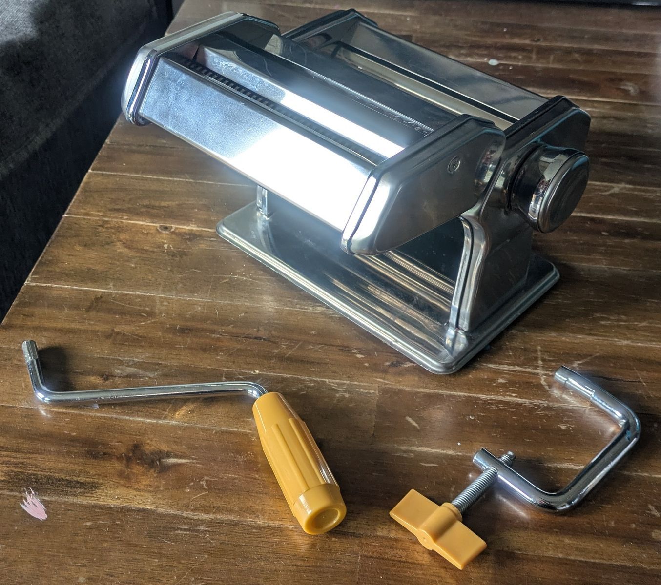 Manual pasta machine with cutter and counter clamp