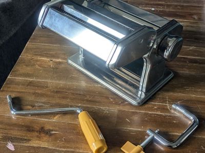 Manual pasta machine with cutter and counter clamp
