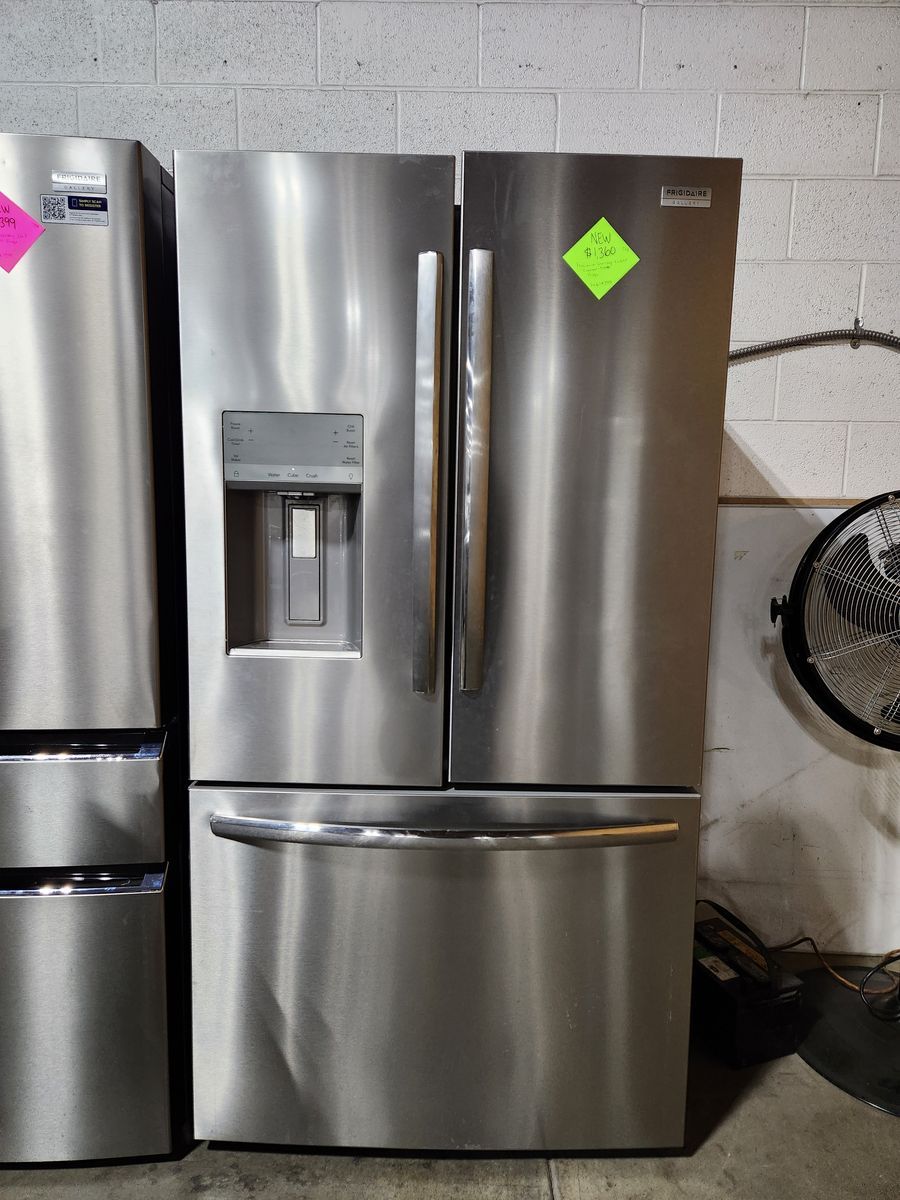 BRAND NEW! FRIGIDAIRE GALLERY STAINLESS STEEL COUNTER DEPTH FRIDGE!