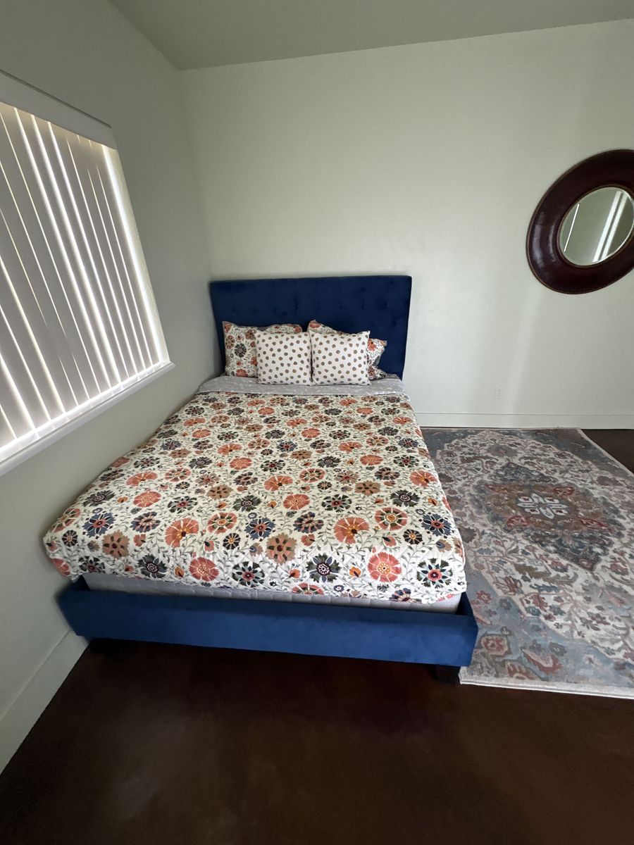 Queen size Blue Velvet Tufted be with clean mattress and boxspring $450 cash/venmo in Draper