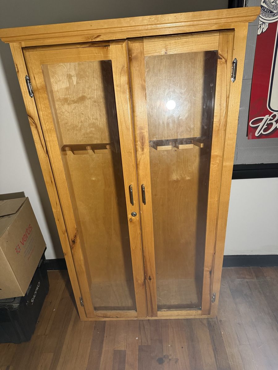 Gun cabinet w/lock