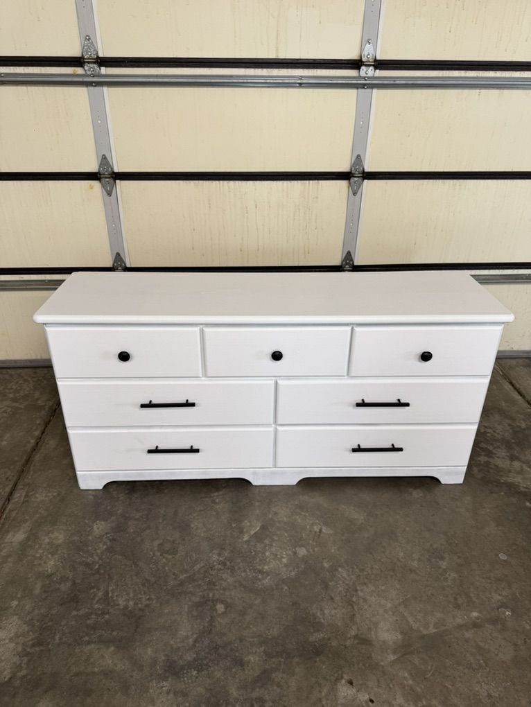 Modern White 6-Drawer Dresser