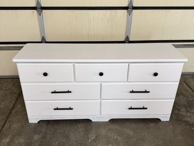 Modern White 6-Drawer Dresser