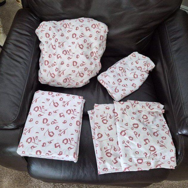 Target Full Sheet Set - Includes Fitted Sheet, Flat Sheet, & 2 Standard Pillowcases - White/Pink Rose Pattern