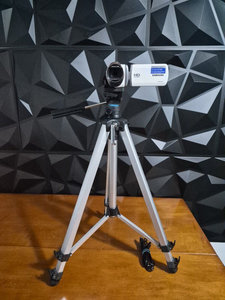 Samsung HMX-F90 HD Camcorder White 52x Optical Zoom Digital Video  with Battery, Cord & 4GB SD Card, Tripod included. Tested. Ex
