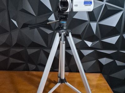Samsung HMX-F90 HD Camcorder White 52x Optical Zoom Digital Video with Battery, Cord & 4GB SD Card, Tripod included. Tested. Ex