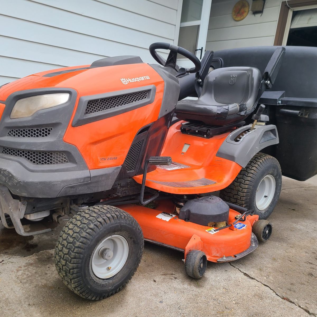 HUSQVARNA RIDING LAWN MOWER